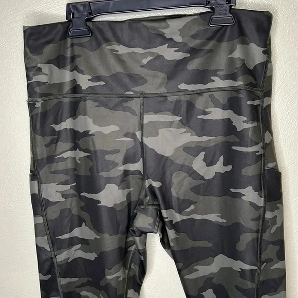 Athleta Ultimate Camo 7/8 Tight Size 1X - Picture 3 of 7